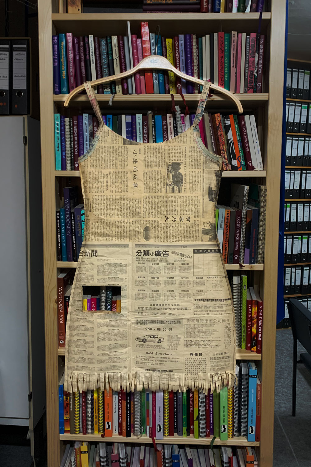 Kleid aus Zeitungspapier, Archivgegenstand