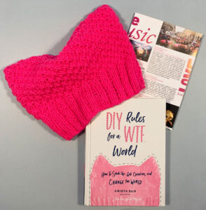 Pussyhat Strickmütze und Buch